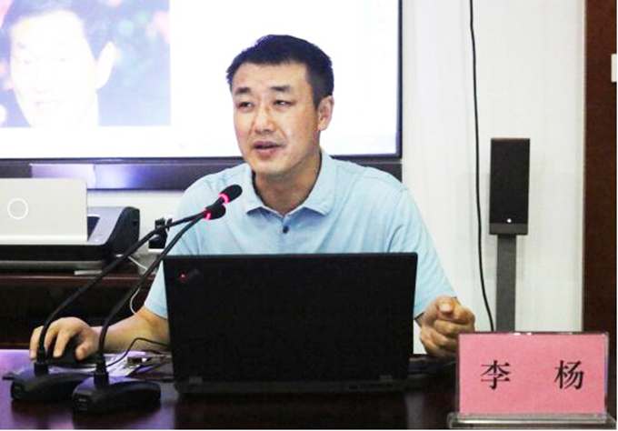黨委委員、紀(jì)委書記、工會(huì)主席李楊對(duì)新員工進(jìn)行廉潔從業(yè)教育